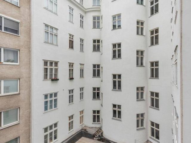 Das Fenster zum Hof /Clusiusgasse im 2ten Liftstock, sanierungsbedürftige 3 Zimmer, ca. 68,47 m²