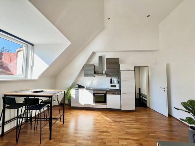 Top Wohngegend! Gut aufgeteilte 2 Zimmer Dachgeschoss Stadtwohung, 49 m2! U1 Nähe!