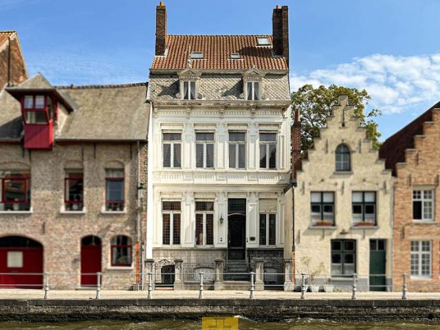 Topaanbieding – authentiek herenhuis aan de Sint Annarei