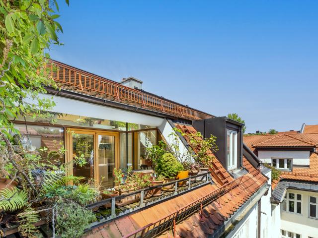 Toplage Agnesstraße: Charmante Dachgeschoss Galerie Wohnung mit Loggia