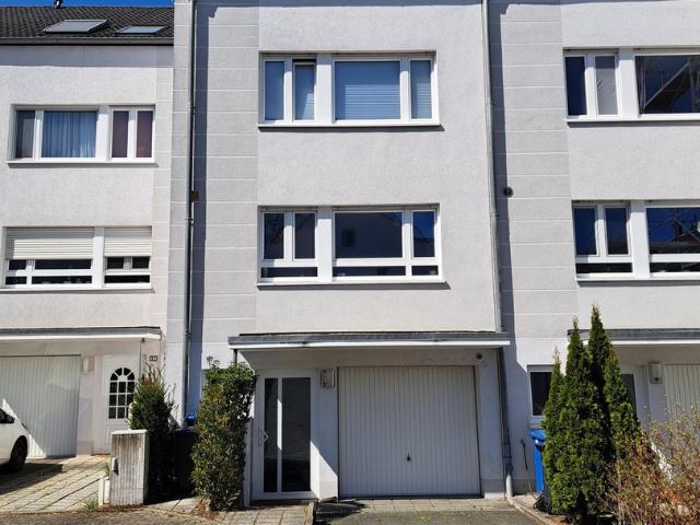 Toplage am Steinberg: 5 Zimmer Reihenhaus mit gehobener Innenausstattung in Hofheim am Taunus