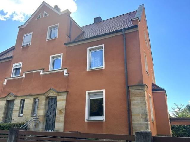 Ein neues Kapitel für Ihre Familie – Sanierungsbedürftige Doppelhaushälfte in Forchheims bester Lage!