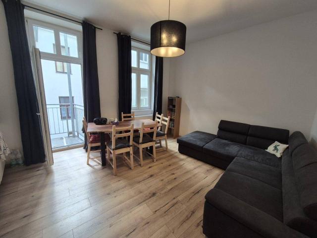 Toprenovierte Balkonwohnung in Innenhof Ruhelage, vollmöbliert