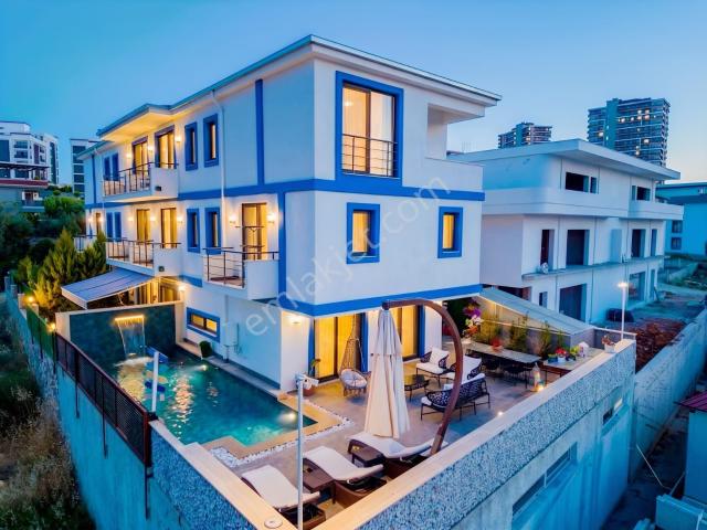 Torbalı Ayrancılar'da Havuzlu Müştemilatlı 5+1 Triplex Villa