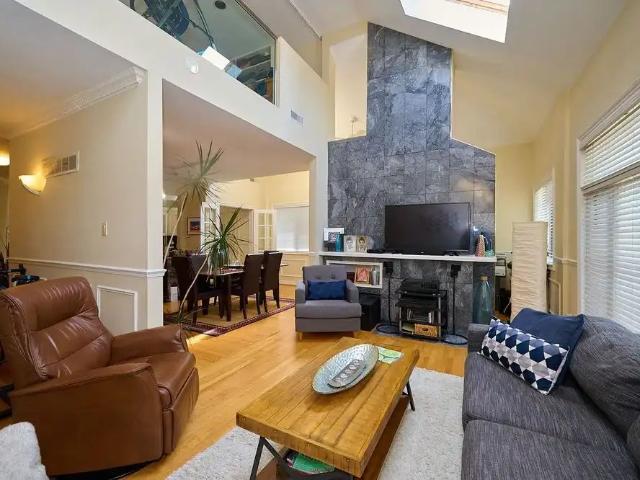Toronto Furnished Upper Level for Rent – Elegant 2 Bed, 2 Bath with Private Entrance and Air Conditioning