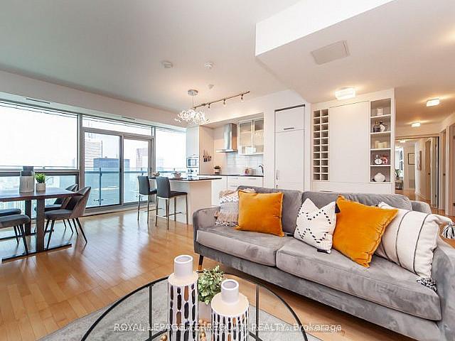 Toronto Living 2 Bdrm 2 Bth York St / Bremner Blvd