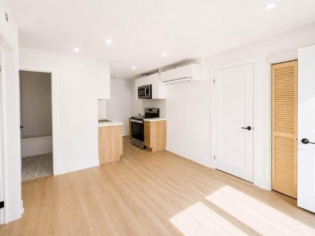 Toronto Unfurnished Condo for Rent Comfortable 2 Bed, 1 Bath with Fireplace and Air Conditioning