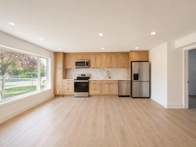 Toronto Unfurnished Condo for Rent Spacious 3 Bed, 3 Bath with Fireplace and Private Entrance