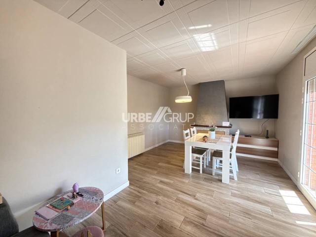 TORRE EN CAN PARELLADA.VIVIENDA CON SU LOCAL ALQUILADO