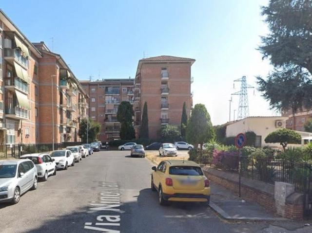 Torre spaccata camera ad uso condiviso