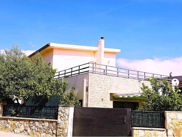 TORREDEMBARRA FANTASTICO CHALET PARA 2 FAMILIAS OPORTUNIDAD