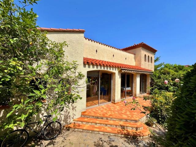 TORREILLES villa 4 faces avec garage, annexes, jardin et piscine