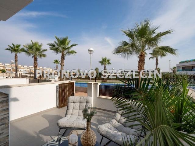 Bliźniak z basenem i widokiem na góry w Torrevieja