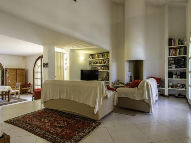TORRI DI Q. LO: ELEGANTE VILLA CON GIARDINO DI OLTRE MQ. 1.000