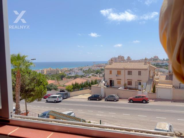 Torrreblanca! Encantador Estudio con vistas increíbles al mar en urbanización exclusiva con piscina y parking privado !