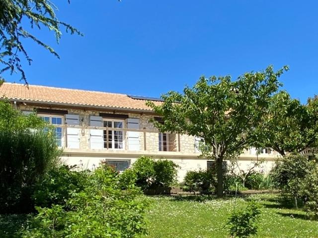 Torsac. Maison d'habitation 239 m² avec 2 logements locatifs meublés