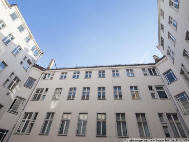 Torstraße im Innenhof! Gepflegte, bezugsfreie 2 Zimmer Altbauwohnung