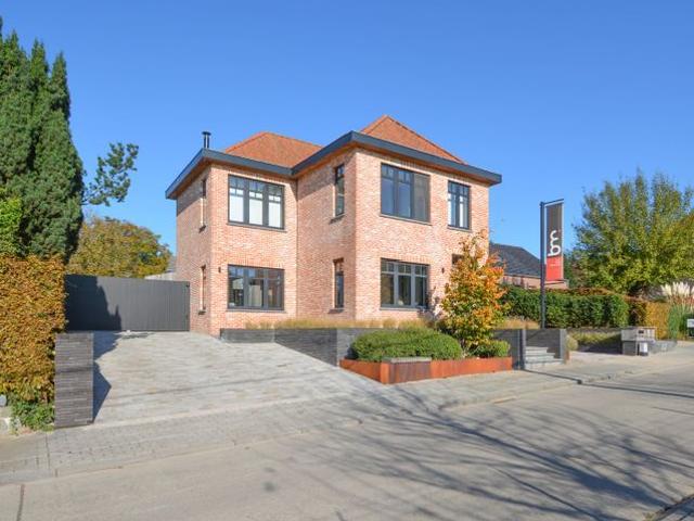 Totaal gerenoveerde villa met bijgebouw te Hooglede