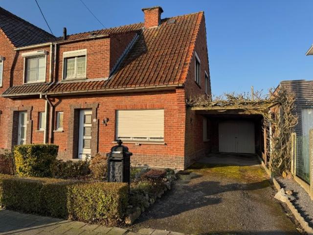 Totaal te renoveren rustig gelegen half open bebouwin.