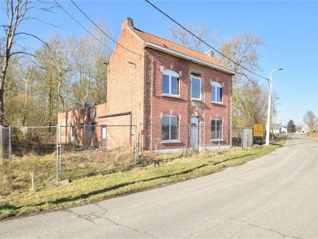 Totaal te renoveren woning gelegen op een prachtig perceel