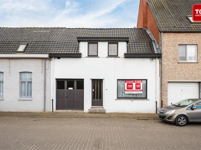 Totaal te renoveren woning met 4 slaapkamers en leuke tuin