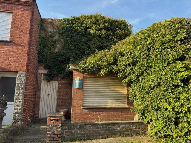 Totaal te renoveren woning op goede ligging in Hulste TE.