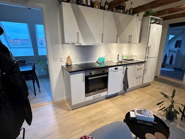 Total lækker 2 værelses gennemrenoveret lejlighed 59 m2. Delevenlig. V/VIby Torv