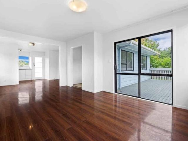 Totara Vale, 3 bedrooms & 2 bathroom
