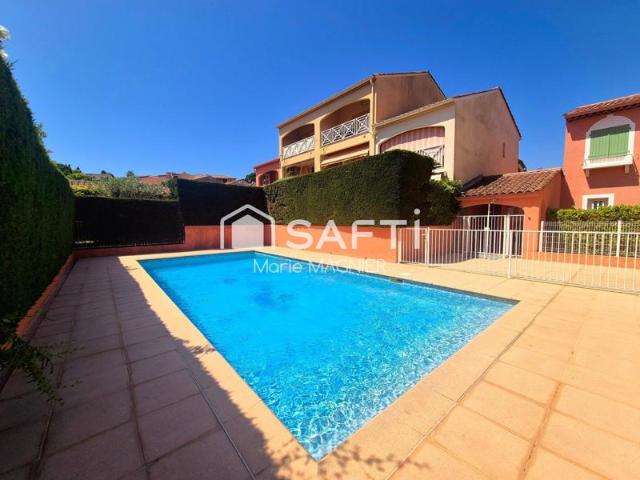 TOUT A PIED bel appartement T1 bis entièrement rénové de 37m2 avec terrasse et parking privatif dans une résidence sécurisée avec piscine LA CROIX VALMER