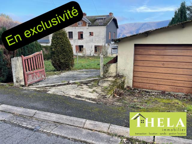 Tout petit prix pour maison de village à rénover entièrement avec garage
