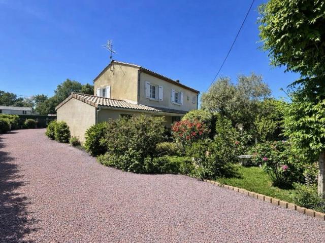 Tout proche de Saint André de Cubzac à Marsas Maison Contemporaine R+1 de 135.60 m2 habitables sur un terrain clos d'environ 946 m2 Dépendances