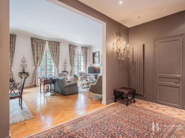 Tout savoir sur cet appartement dans le quartier Bois de Boulogne, à Paris 16ème