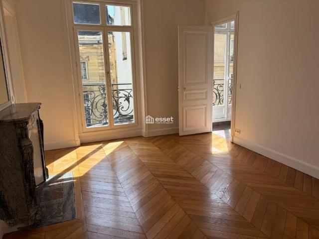 Tout savoir sur cet appartement dans le quartier Gros Caillou, à Paris 7ème