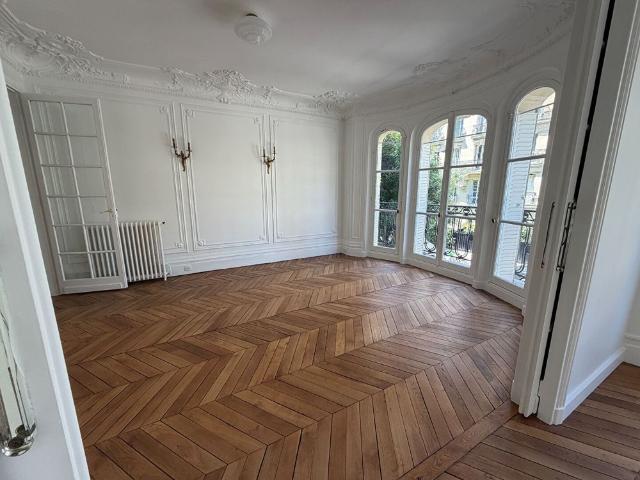Tout savoir sur cet appartement dans le quartier Gros Caillou, à Paris 7ème