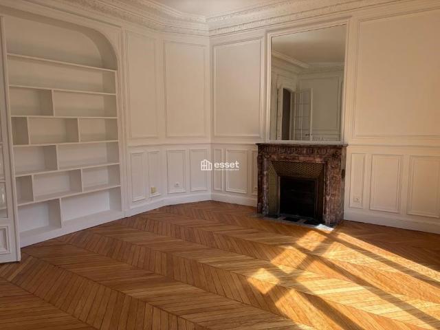 Tout savoir sur cet appartement dans le quartier Gros Caillou, à Paris 7ème