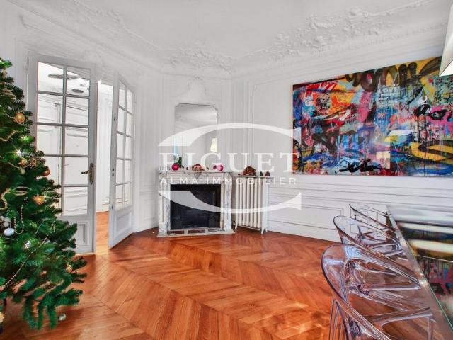Tout savoir sur cet appartement dans le quartier Gros Caillou, à Paris 7ème