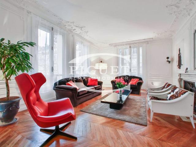 Tout savoir sur cet appartement dans le quartier Gros Caillou, à Paris 7ème