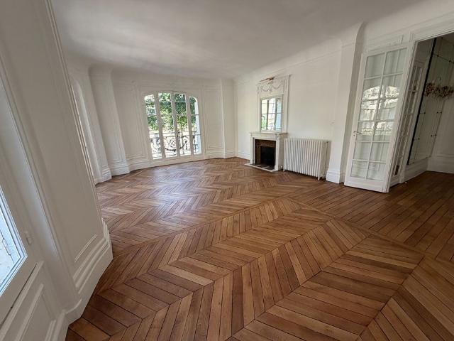 Tout savoir sur cet appartement dans le quartier Gros Caillou, à Paris 7ème