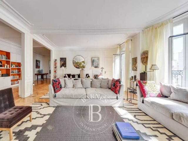Tout savoir sur cet appartement dans le quartier Gros Caillou, à Paris 7ème