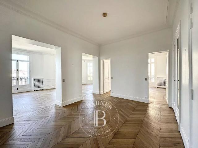 Tout savoir sur cet appartement dans le quartier Ecole Militaire, à Paris 7ème