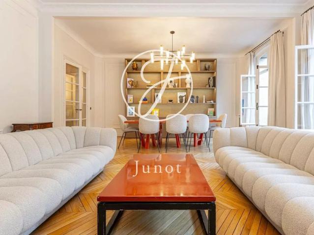 Tout savoir sur cet appartement dans le quartier Ecole Militaire, à Paris 7ème