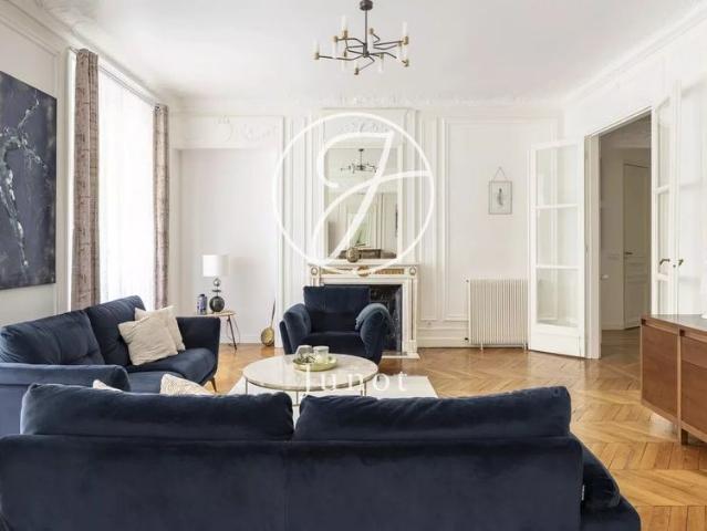 Tout savoir sur cet appartement dans le quartier Ecole Militaire, à Paris 7ème