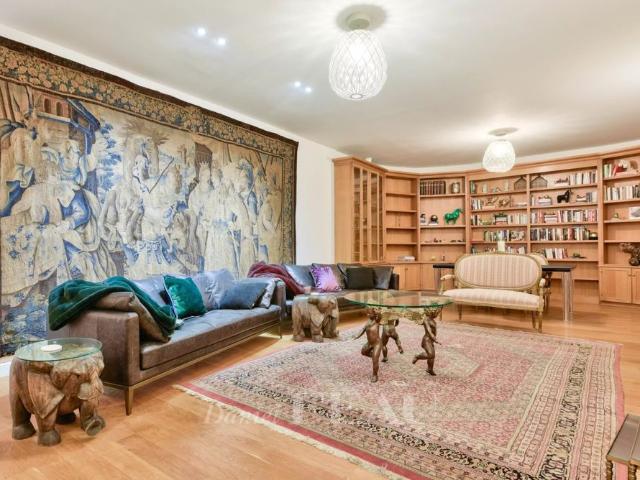 Tout savoir sur cet appartement dans le quartier Elysées Madeleine, à Paris 8ème