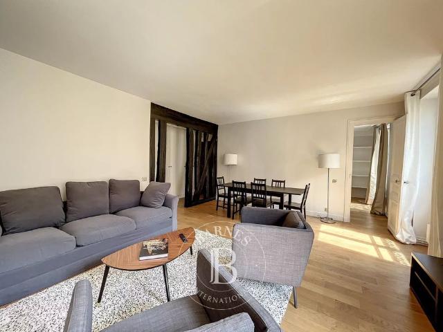 Tout savoir sur cet appartement dans le quartier Elysées Madeleine, à Paris 8ème