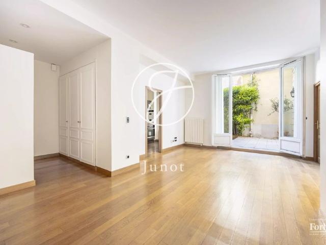 Tout savoir sur cet appartement dans le quartier Elysées Madeleine, à Paris 8ème