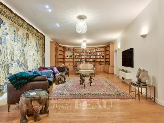 Tout savoir sur cet appartement dans le quartier Elysées Madeleine, à Paris 8ème