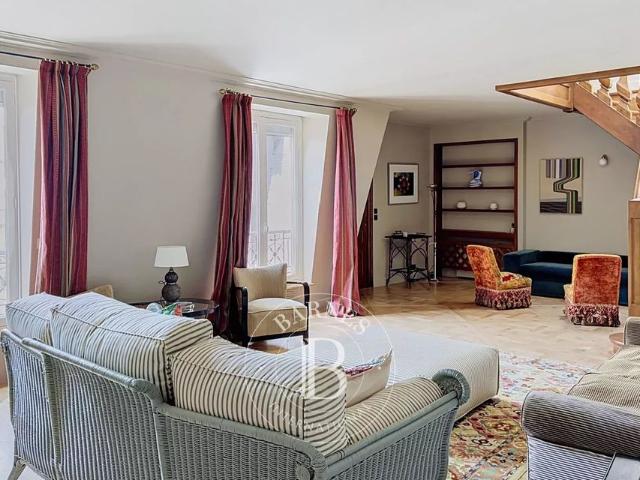 Tout savoir sur cet appartement dans le quartier Elysées Madeleine, à Paris 8ème