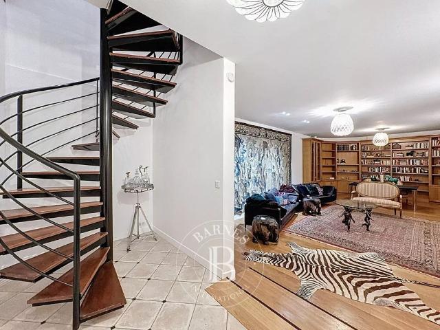 Tout savoir sur cet appartement dans le quartier Elysées Madeleine, à Paris 8ème