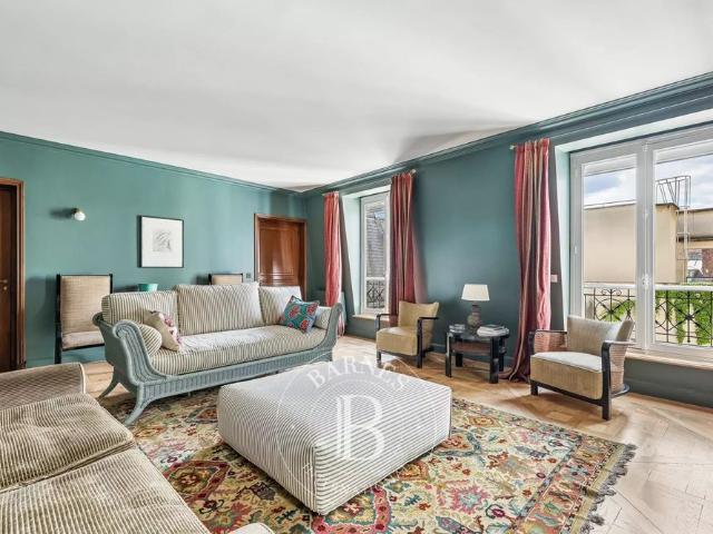 Tout savoir sur cet appartement dans le quartier Elysées Madeleine, à Paris 8ème