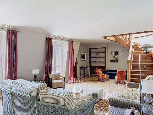 Tout savoir sur cet appartement dans le quartier Elysées Madeleine, à Paris 8ème